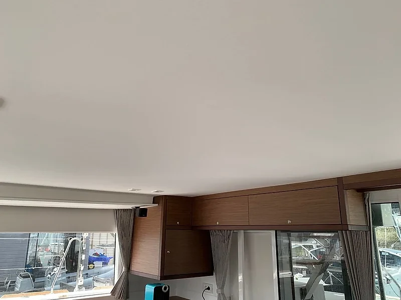 Plafond tendu blanc sur catamaran